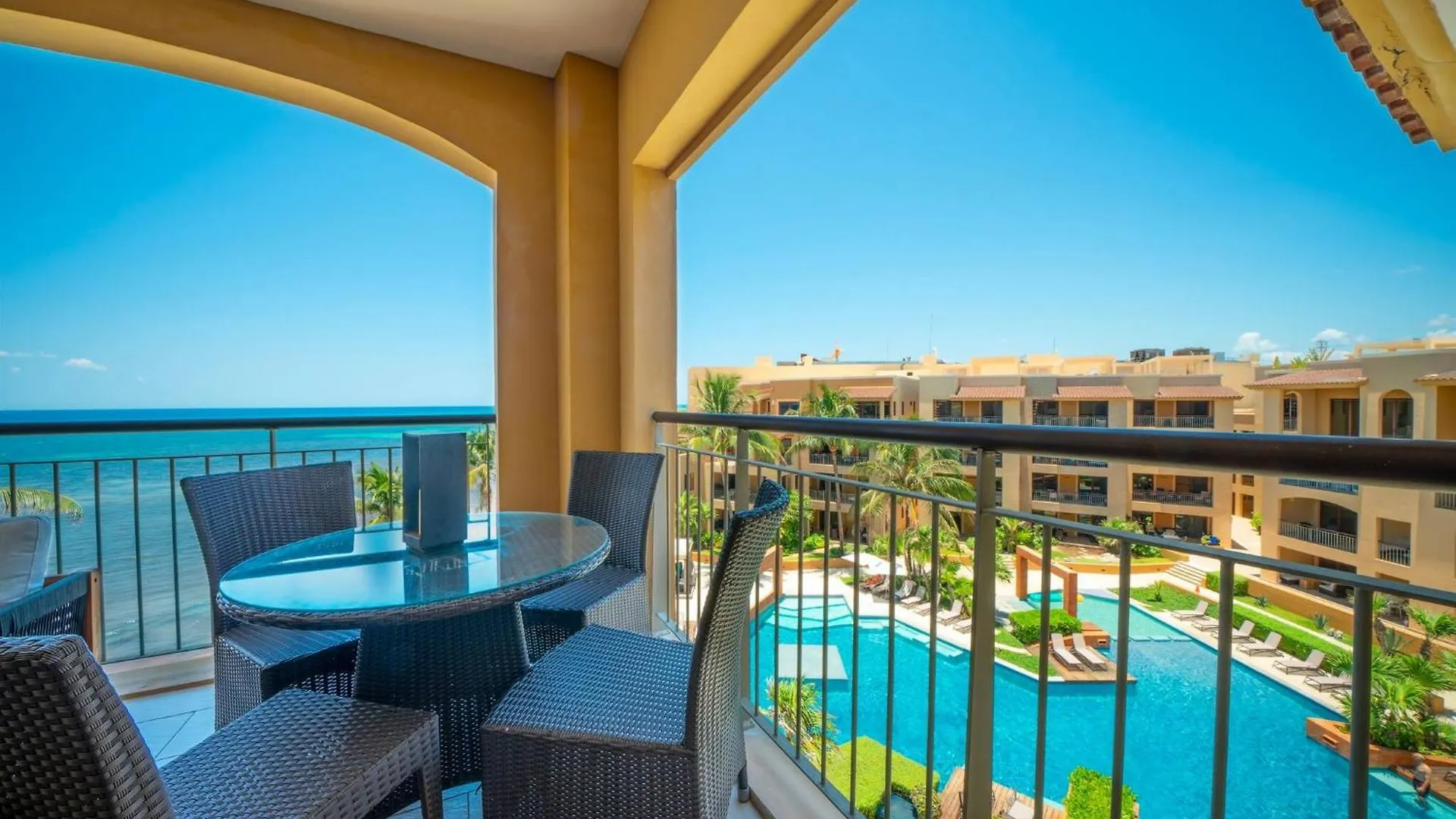 Prázdninový dům Condo Surf 405 - Luxury Oceanview Beachfront 3 Bedroom With Gym - At El Faro Condos Playa del Carmen